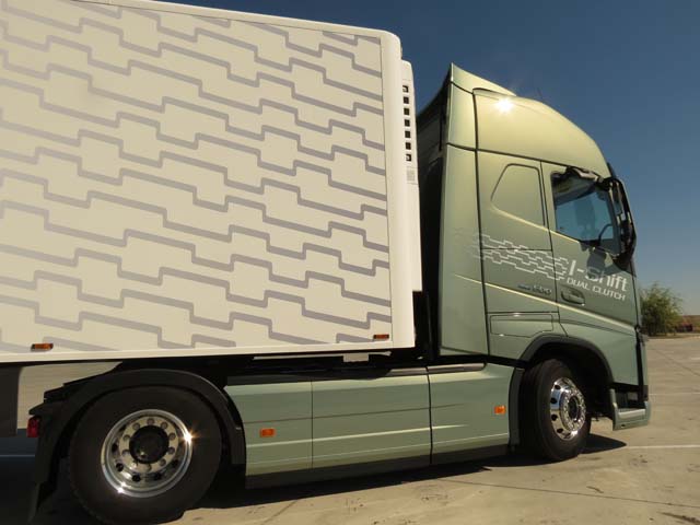 La tractora de pruebas prestada por Volvo Trucks tenía 3.700 mm de distancia entre ejes.